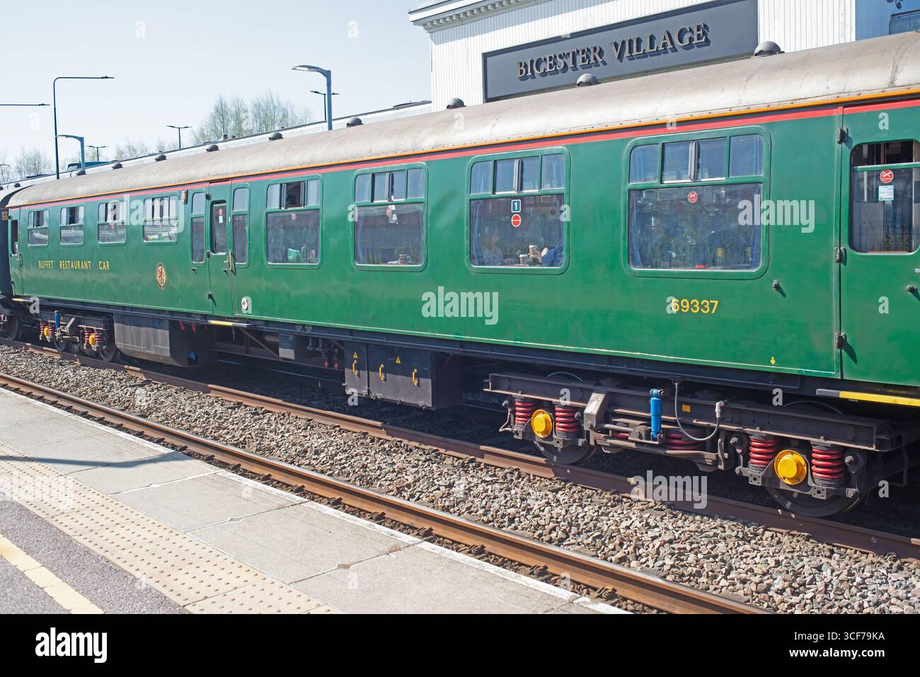 Southern British Rail buffet Restaurant Coach presso la stazione ferroviaria di Bicester Village, Oxfordshire, Inghilterra Foto Stock