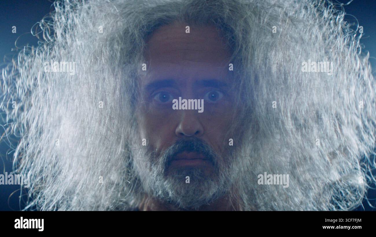 André is an Idiot (2025) diretto da Tony Benna e interpretato da André Ricciardi (nel ruolo di se stesso). Un documentario esilarante irriverente e profondamente umano che segue un uomo pubblicitario a cui è stato diagnosticato un cancro terminale del colon mentre intraprende un viaggio audace e toccante per affrontare la mortalità con umorismo, curiosità e estro creativo. La pubblicità è ancora SOLO PER USO EDITORIALE. Credito: BFA / A24 Foto Stock