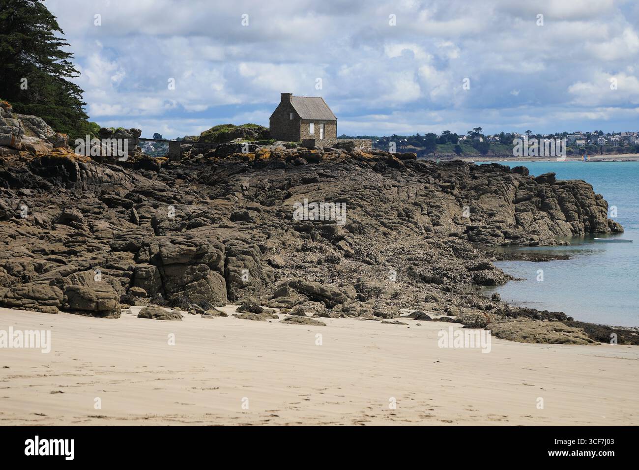 Una casa di pietra sulle rocce in Bretagna francese Foto Stock