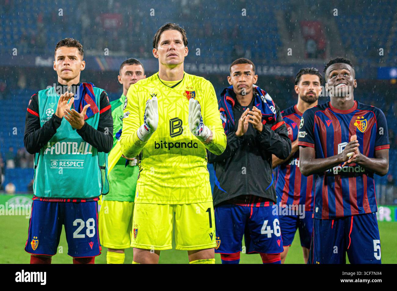 Basilea, Svizzera. 20 agosto 2025. Basilea, Svizzera, 20 agosto 2025 FC Basilea 1893 giocatori dopo la partita di play-off di UEFA Champions League tra FC Basilea 1893 e F.C. Copenhagen al St. Jakob Park di Basilea, Svizzera. (Priscila Bütler/SPP) credito: SPP Sport Press Photo. /Alamy Live News Foto Stock