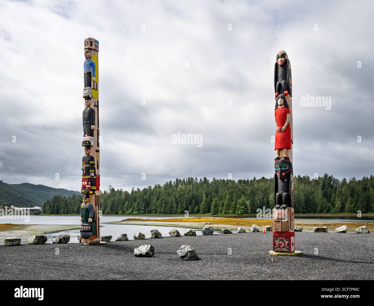 Palo totem di pronto soccorso, a sinistra, e palo delle donne indigene scomparse e assassinate, a destra, a Klawock Harbor, Alaska, Stati Uniti. Foto Stock