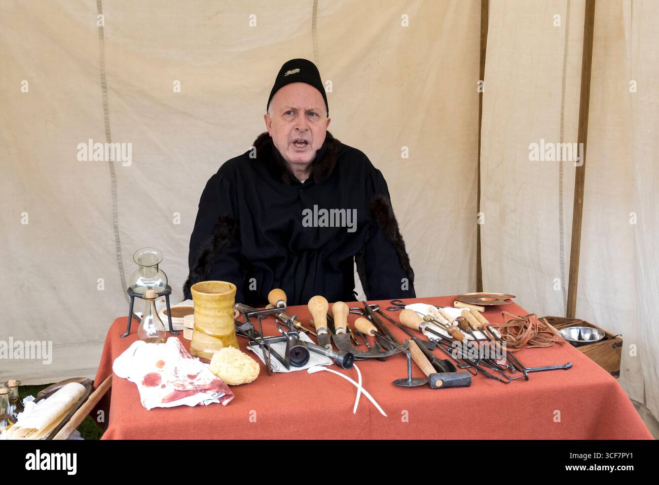 Barbiere chirurgo e strumenti di commercio all'evento medievale del castello di Lincoln, Lincoln City, Lincolnshire, Inghilterra, Regno Unito Foto Stock