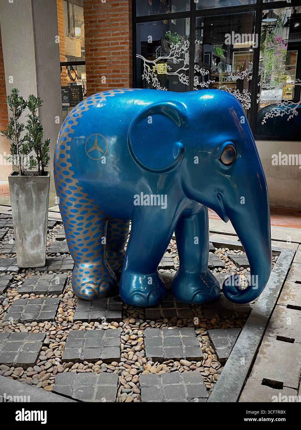 Scultura di elefante blu con logo Mercedes-Benz a Chiang mai Foto Stock