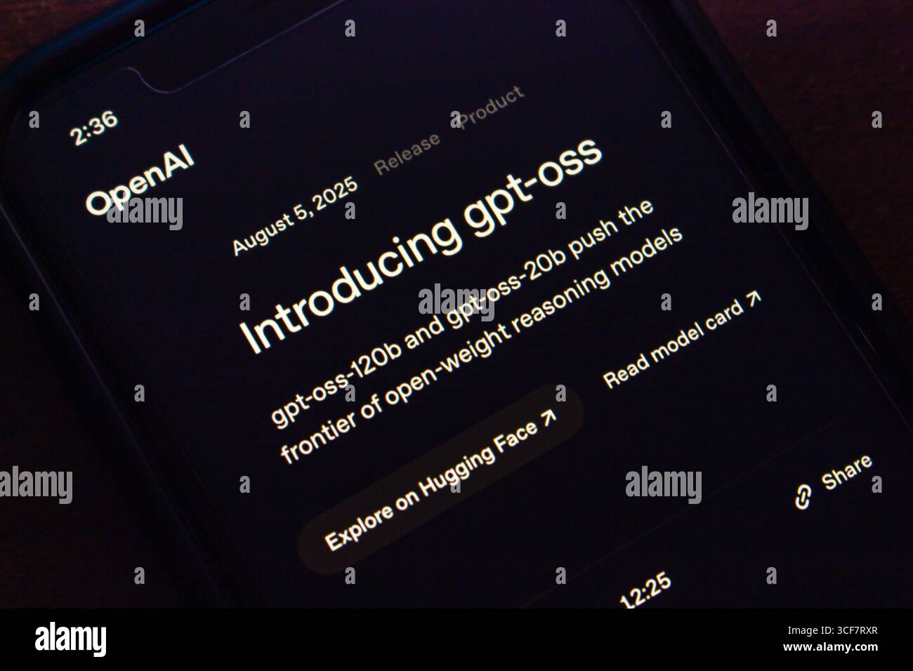 Lo schermo dello smartphone che mostra l'aggiornamento del lancio del modello GPT-OSS di OpenAI il 5 agosto 2025, evidenziando i modelli di intelligenza artificiale basati sul ragionamento a peso aperto. Foto Stock