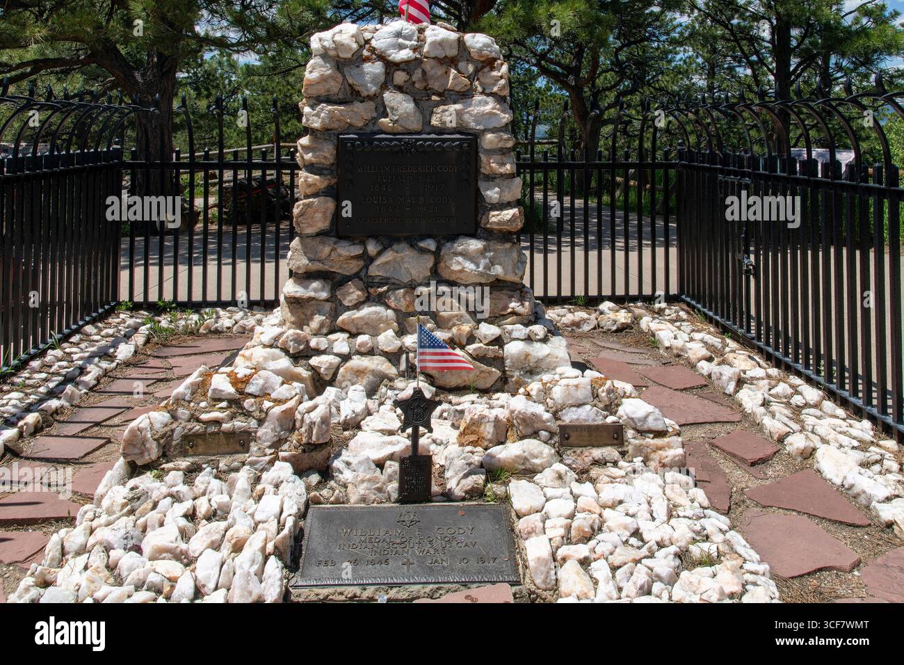 Golden, CO, USA - 10 giugno 2025; primo piano della tomba di William F. "Buffalo Bill" Cody al Buffalo Bill Museum and grave Foto Stock
