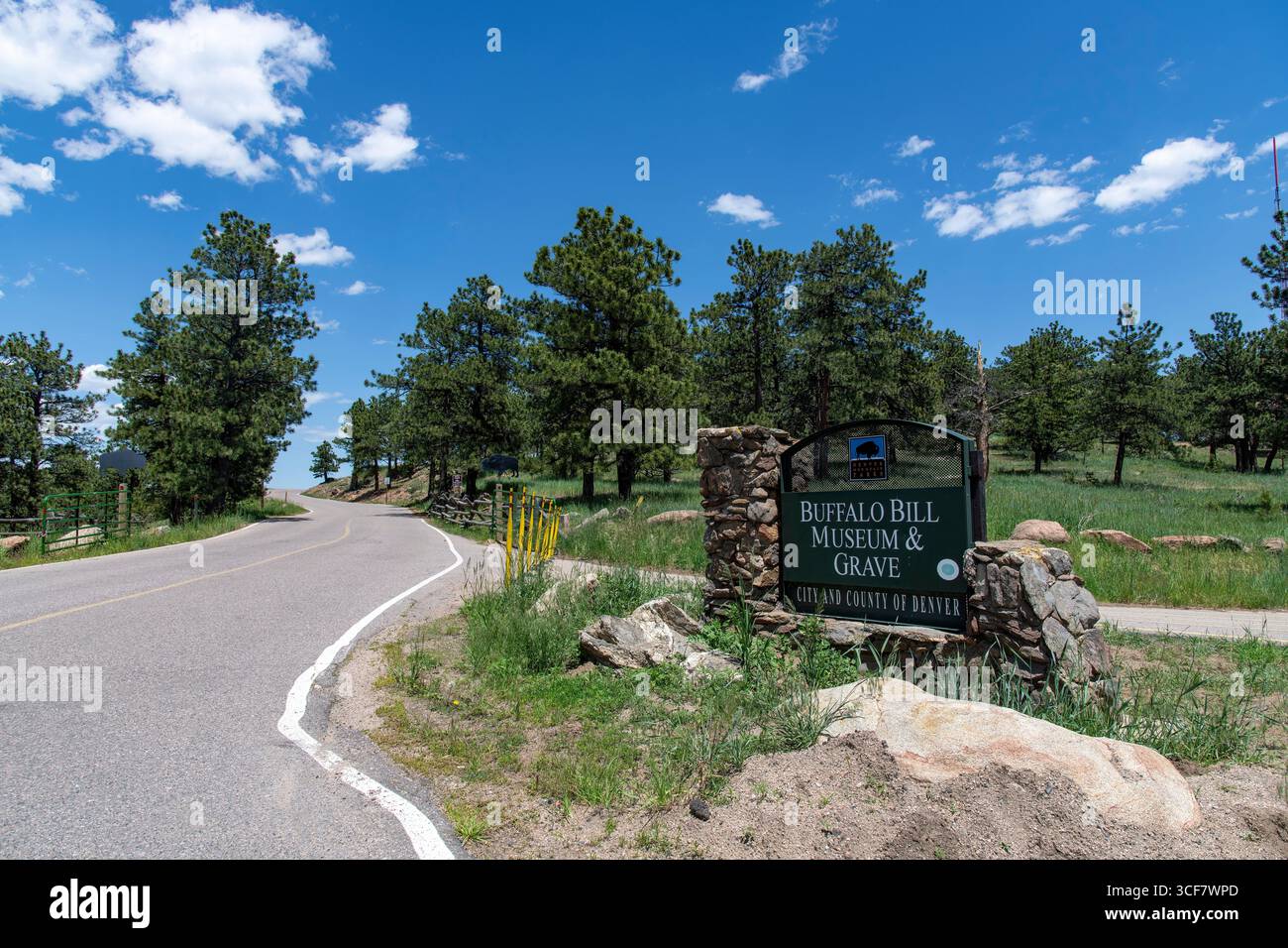 Golden, Colorado, USA - 10 giugno 2025; strada d'ingresso con l'insegna del Buffalo Bill Museum and grave Foto Stock