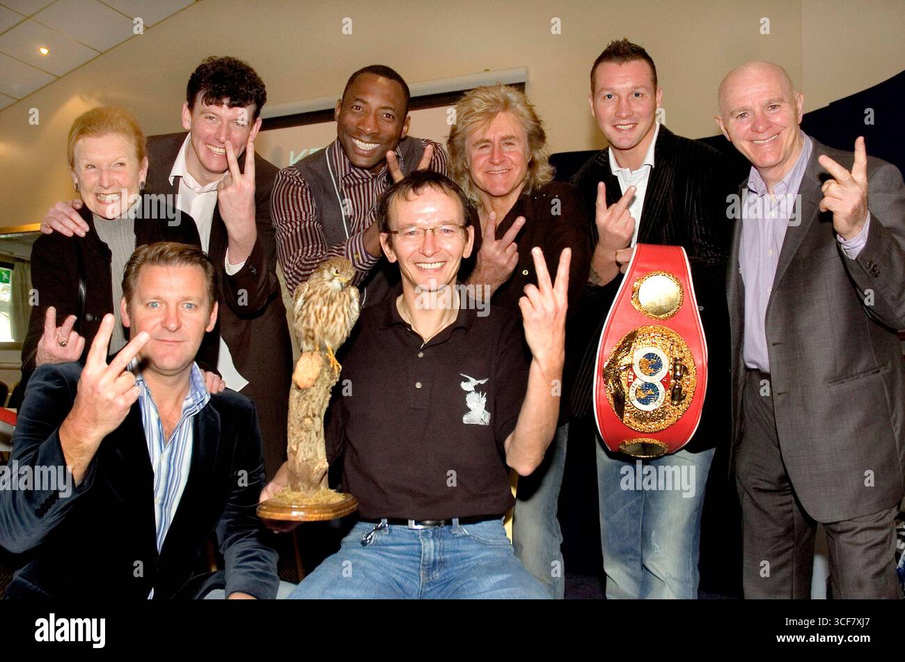 David Bradley che interpretò Billy Casper in "Kes" con Chris Walker, Mel Dyke, Andrew Morley, Johnny Nelson, John Parr, Clinton Woods e Brendan Ingle MBE ad un evento di firma autografa allo "Yorkshire Tykes Show" di Dodworth - 11 novembre 2007 Foto Stock
