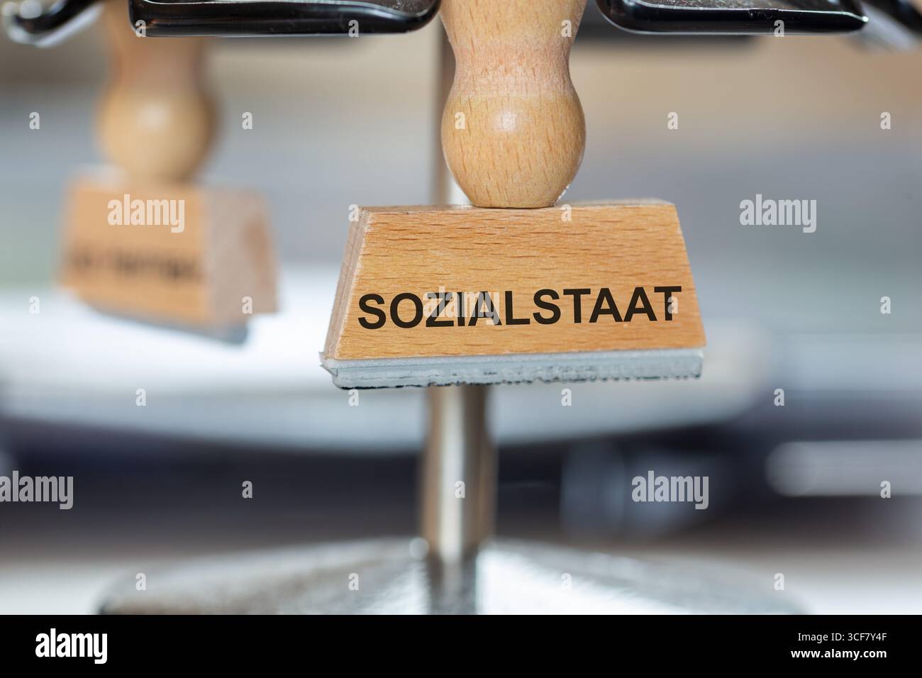 (Montaggio fotografico) primo piano di un francobollo con l'iscrizione SOZIALSTAAT Foto Stock