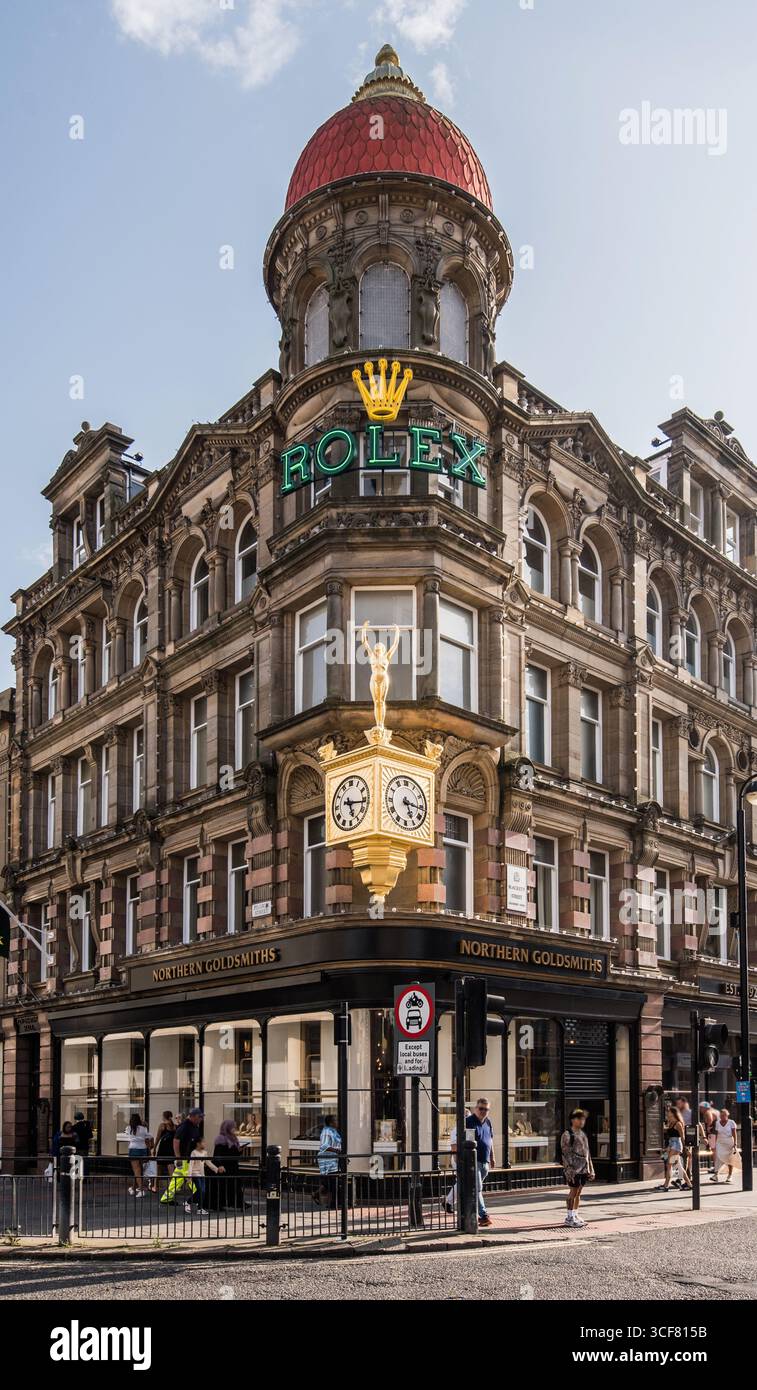L'orologio dipinto in oro e la segnaletica ROLEX presso Northern Goldsmiths a Blackett St, Newcastle-upon-Tyne. Foto Stock