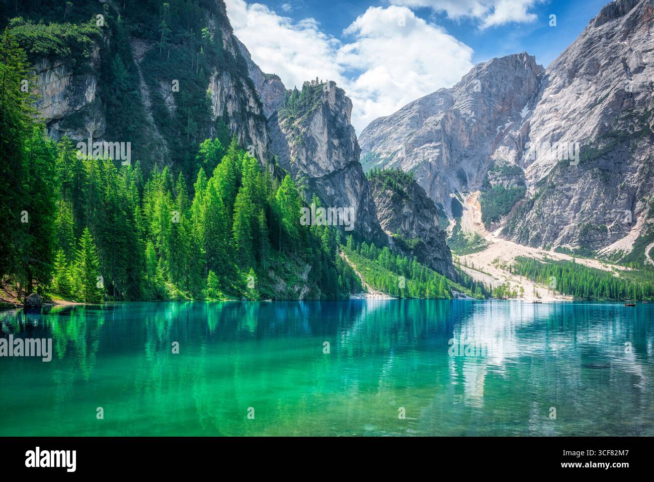 Vista aerea panoramica del Lago di Braies o del Lago di Prags o del Pragser Wildsee e delle Dolomiti sullo sfondo. Regione alto Adige, Italia, Europa. Foto Stock