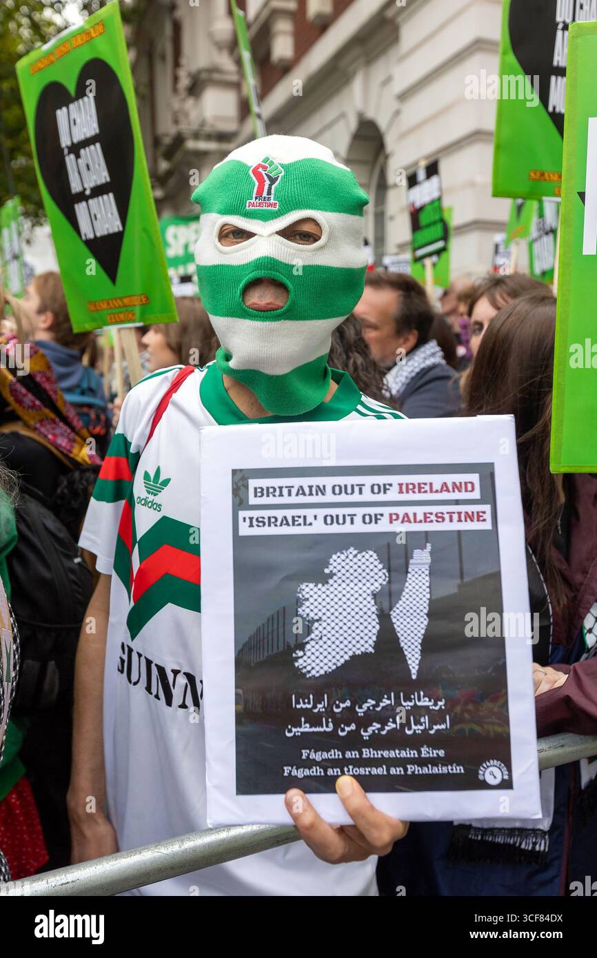 Londra, Regno Unito – 20 agosto 2025 il rapper Mo Chara, vero nome Liam Óg Ó hAnnaidh, ha partecipato oggi alla Corte dei magistrati di Westminster per un’udienza sulle accuse di aver esposto una bandiera Hezbollah durante un concerto di Londra lo scorso novembre. Il gruppo hip hop con sede a Belfast è stato schietto sostenitori della Palestina durante il genocidio in Palestina da parte degli israeliani, attirando regolarmente polemiche per la loro posizione ripugnante pro-palestinese nei concerti e nei festival. Le ginocchia hanno costantemente negato di sostenere Hamas o Hezbollah. Anche una folla di tifosi delle ginocchia e sostenitori filo-palestinesi si sono riuniti a Westmins Foto Stock