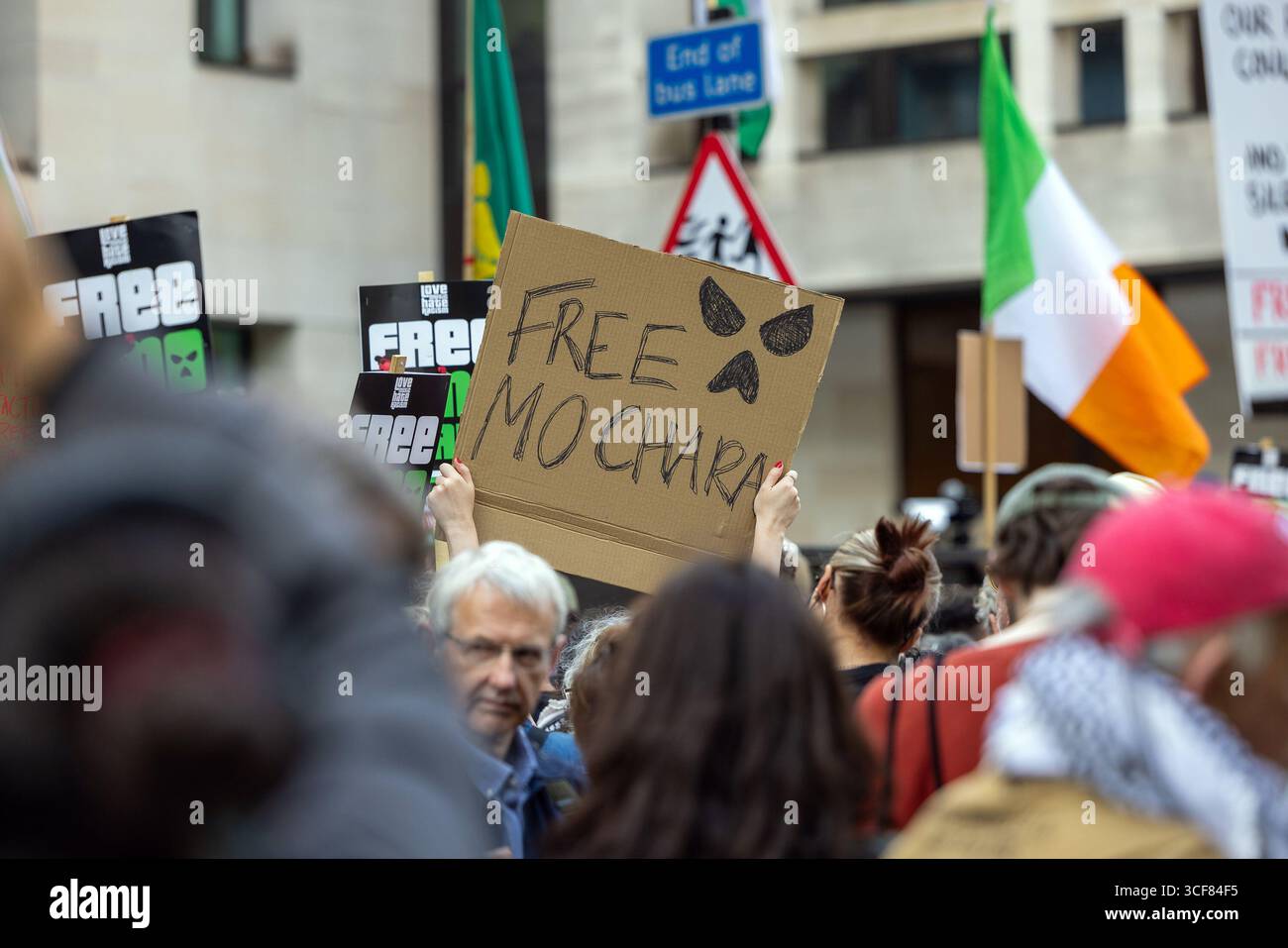 Londra, Regno Unito – 20 agosto 2025 il rapper Mo Chara, vero nome Liam Óg Ó hAnnaidh, ha partecipato oggi alla Corte dei magistrati di Westminster per un’udienza sulle accuse di aver esposto una bandiera Hezbollah durante un concerto di Londra lo scorso novembre. Il gruppo hip hop con sede a Belfast è stato schietto sostenitori della Palestina durante il genocidio in Palestina da parte degli israeliani, attirando regolarmente polemiche per la loro posizione ripugnante pro-palestinese nei concerti e nei festival. Le ginocchia hanno costantemente negato di sostenere Hamas o Hezbollah. Anche una folla di tifosi delle ginocchia e sostenitori filo-palestinesi si sono riuniti a Westmins Foto Stock
