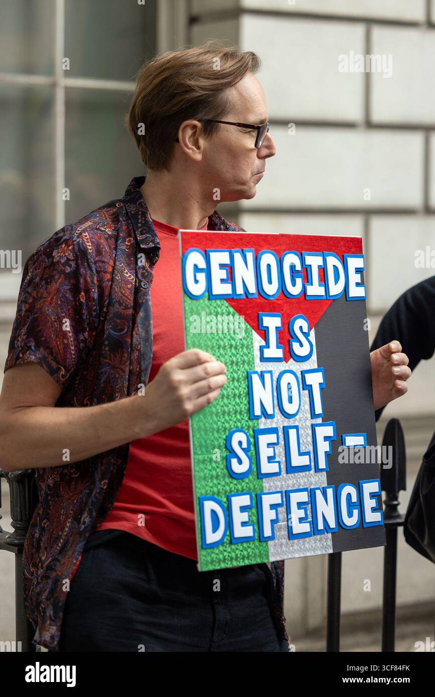 Londra, Regno Unito – 20 agosto 2025 il rapper Mo Chara, vero nome Liam Óg Ó hAnnaidh, ha partecipato oggi alla Corte dei magistrati di Westminster per un’udienza sulle accuse di aver esposto una bandiera Hezbollah durante un concerto di Londra lo scorso novembre. Il gruppo hip hop con sede a Belfast è stato un sostenitore esplicito della Palestina durante il conflitto israelo-Gaza, attirando regolarmente polemiche per la loro sfida filo-palestinese nei concerti e nei festival. Le ginocchia hanno costantemente negato di sostenere Hamas o Hezbollah. Folle di tifosi ginocchia e sostenitori filo-palestinesi si sono riunite anche al Magistrato di Westminster Foto Stock