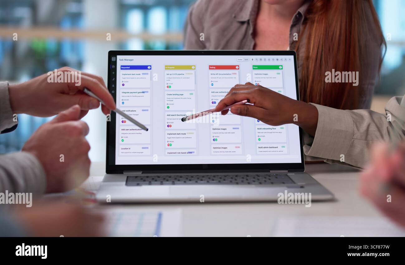 Software Agile utilizzato da diversi team nell'ufficio moderno. Foto Stock