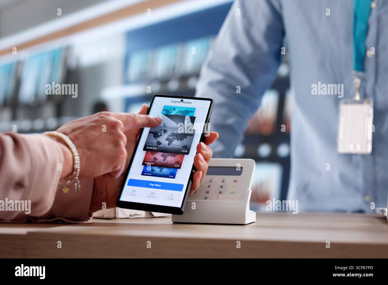 Donna che usa il cellulare per effettuare pagamenti NFC nel negozio di elettronica. Foto Stock