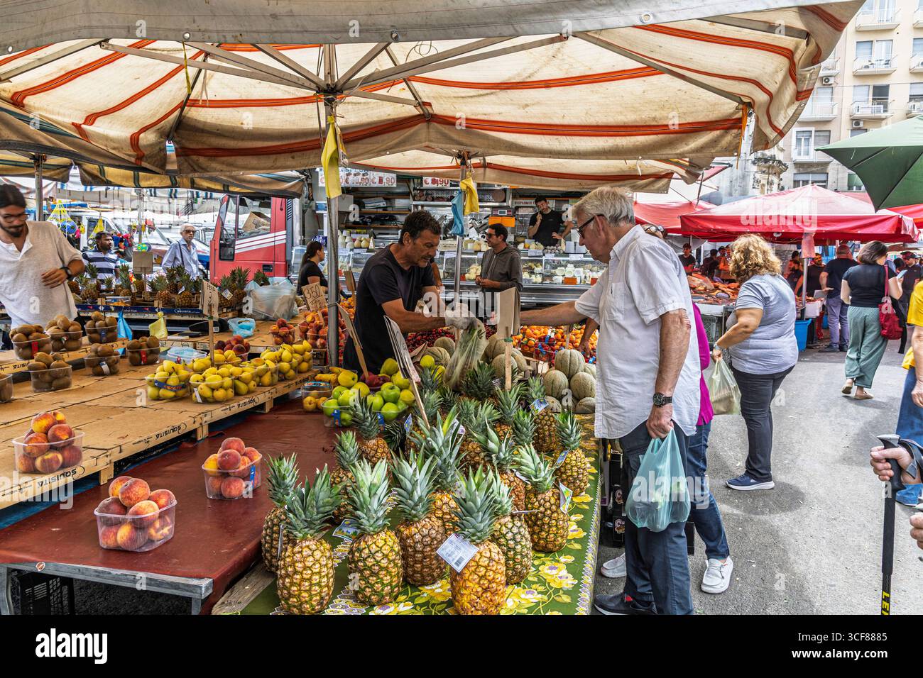 Uomo che acquista vegitables, Catania Marrket, Sicilia, Italia Foto Stock