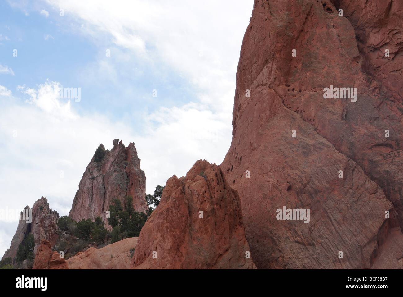 Due massicce formazioni di Red Rock che raggiungono il cielo Foto Stock