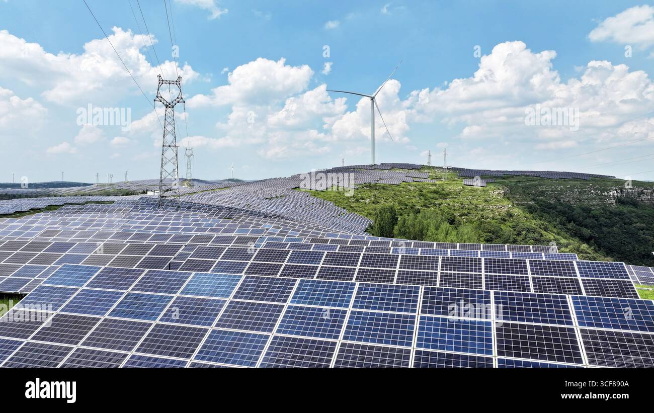 Centrale fotovoltaica vicino all'autostrada nella città di Zaozhuang, provincia di Shandong, Cina, il 21 agosto 2025. La National Energy Administration ha annunciato che il consumo totale di elettricità a luglio ha raggiunto i 1,02 trilioni di kilowattora, che è anche la prima volta al mondo. Foto Stock