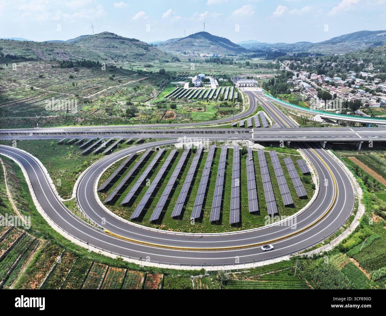 Centrale fotovoltaica vicino all'autostrada nella città di Zaozhuang, provincia di Shandong, Cina, il 21 agosto 2025. La National Energy Administration ha annunciato che il consumo totale di elettricità a luglio ha raggiunto i 1,02 trilioni di kilowattora, che è anche la prima volta al mondo. Foto Stock
