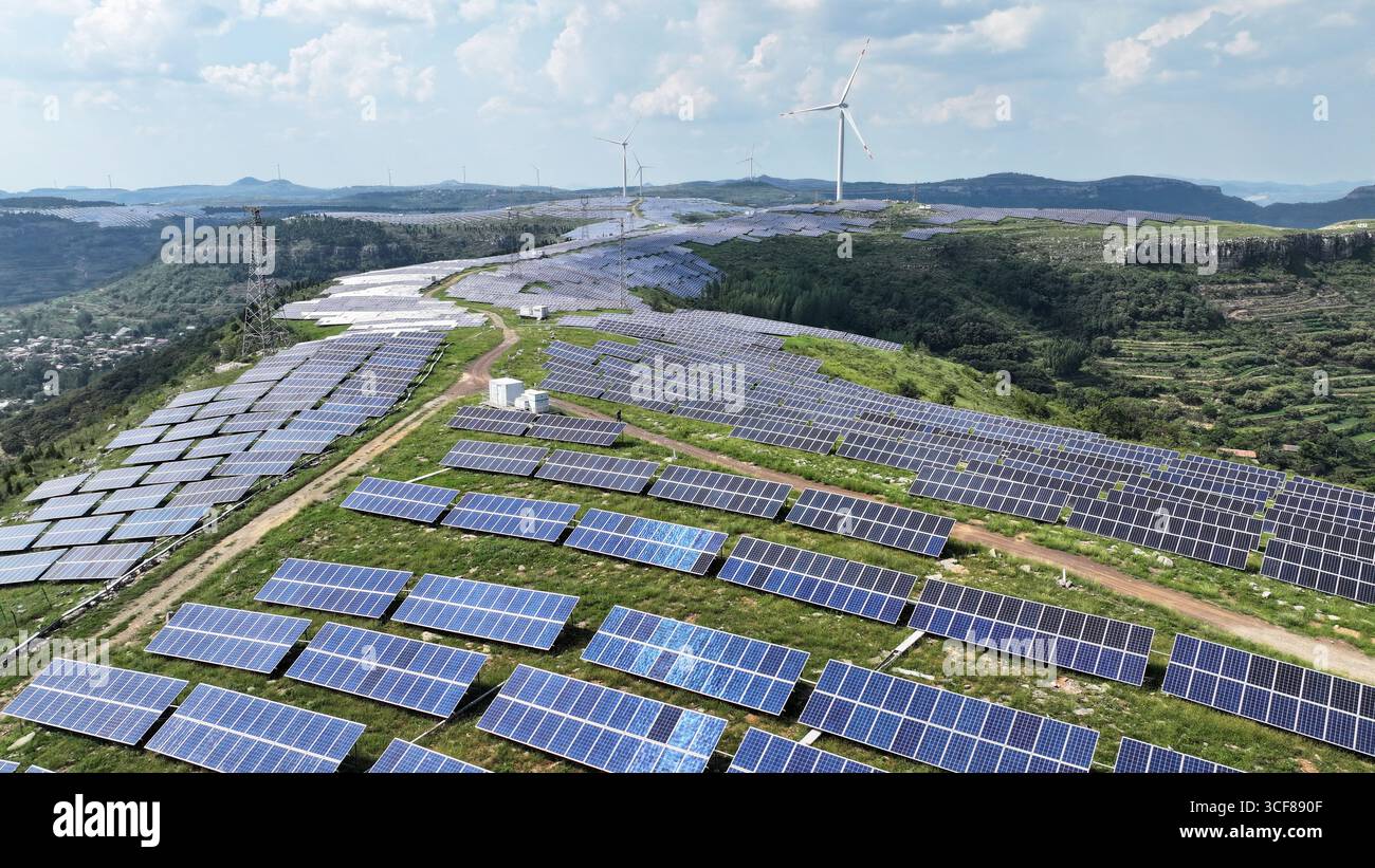 Centrale fotovoltaica vicino all'autostrada nella città di Zaozhuang, provincia di Shandong, Cina, il 21 agosto 2025. La National Energy Administration ha annunciato che il consumo totale di elettricità a luglio ha raggiunto i 1,02 trilioni di kilowattora, che è anche la prima volta al mondo. Foto Stock