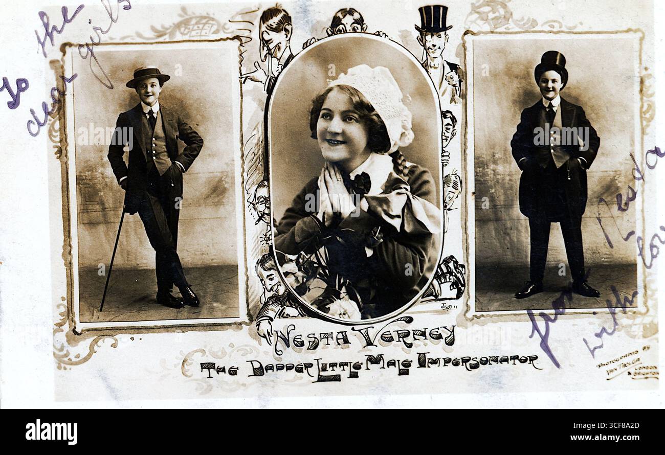 Questa cartolina del 1916 di Van Trolgas di Clapham e Putney mostra tre ritratti a incasso di Nesta Verney, pubblicizzati come "il piccolo impersonatore maschile". Ogni vignetta cattura Verney con un abbigliamento maschile sartoriale, che spazia da una città con un boccaglio a un interprete con un costume da bagno, evocando ideali edoardiani di fascino, arguzia e stile teatrale. L'immagine centrale presenta Verney in costume femminile, sorridente con le mani agganciate. Figure illustrate in abiti formali incorniciano la composizione, rafforzando i temi del gioco di genere, dell'identità scenica e della performance sociale nel teatro britannico all'inizio del XX secolo. Foto Stock