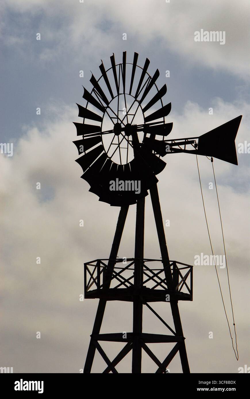 Foto retroilluminata di un vecchio mulino per l'estrazione dell'acqua a Lanzarote Foto Stock