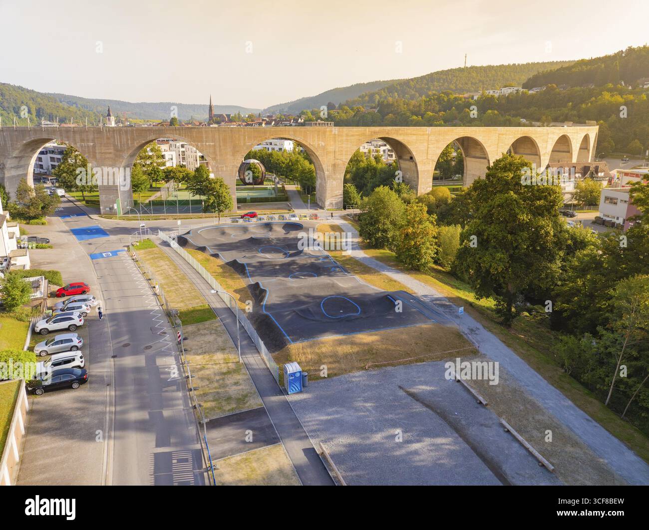Pista pompa di fronte a un viadotto in un paesaggio urbano, circondata da alberi, pista pompa di Nagold, quartiere Calw, Germania Foto Stock