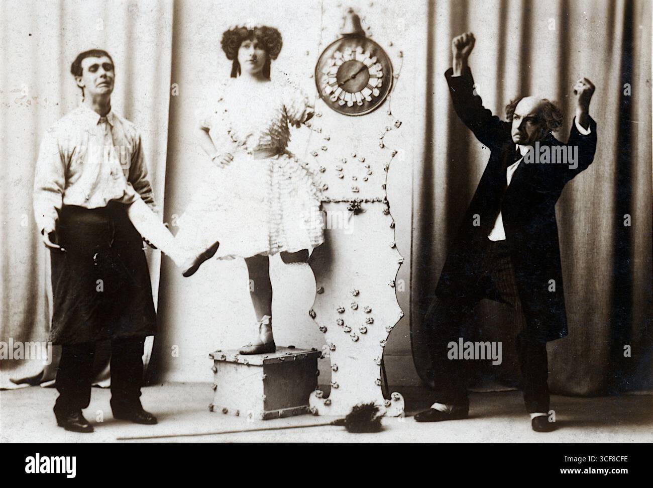 L'Howard Collinson Trio, catturato nel 1916 su una cartolina di "Velvograph" di Frank Dobson di Liverpool, presenta un ritratto di gruppo ben definito radicato nell'intrattenimento in tempo di guerra. Il loro abbigliamento, probabilmente formale o semi-formale, suggerisce un atto musicale o di varietà, mentre la finitura testurizzata del Velvograph conferisce profondità ed eleganza tattile. La disposizione del trio implica armonia e coesione, emblematica della scena edoardiana. Questa immagine conserva un momento di resilienza culturale, in cui le performance offrivano conforto e spettacolo nello sfondo della prima guerra mondiale Foto Stock