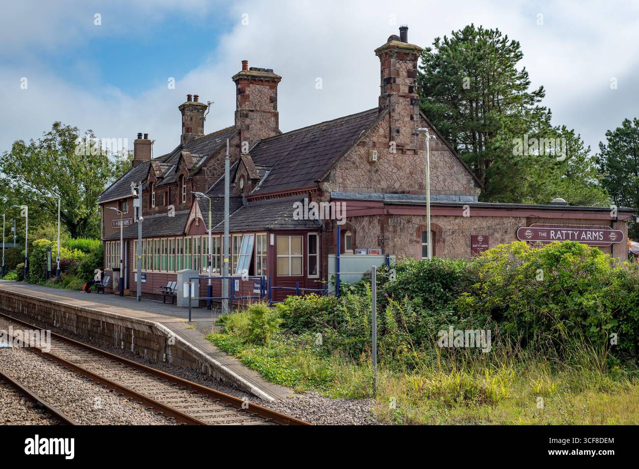 Stazione ferroviaria di Ravenglass sulla Cumbrian Coast Line, che corre tra Carlisle e Barrow-in-Furness. Foto Stock