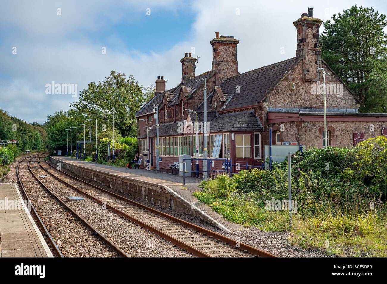 Stazione ferroviaria di Ravenglass sulla Cumbrian Coast Line, che corre tra Carlisle e Barrow-in-Furness. Foto Stock