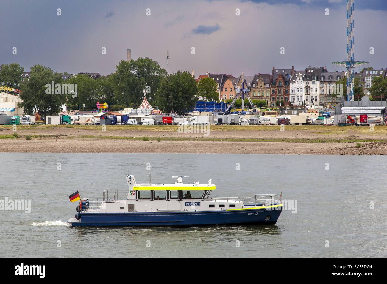 Tempesta di fronte a Duesseldorf, costruzione della fiera del Reno, motoscafo della polizia idrica del Reno, Duesseldorf, Renania settentrionale-Vestfalia, Foto Stock