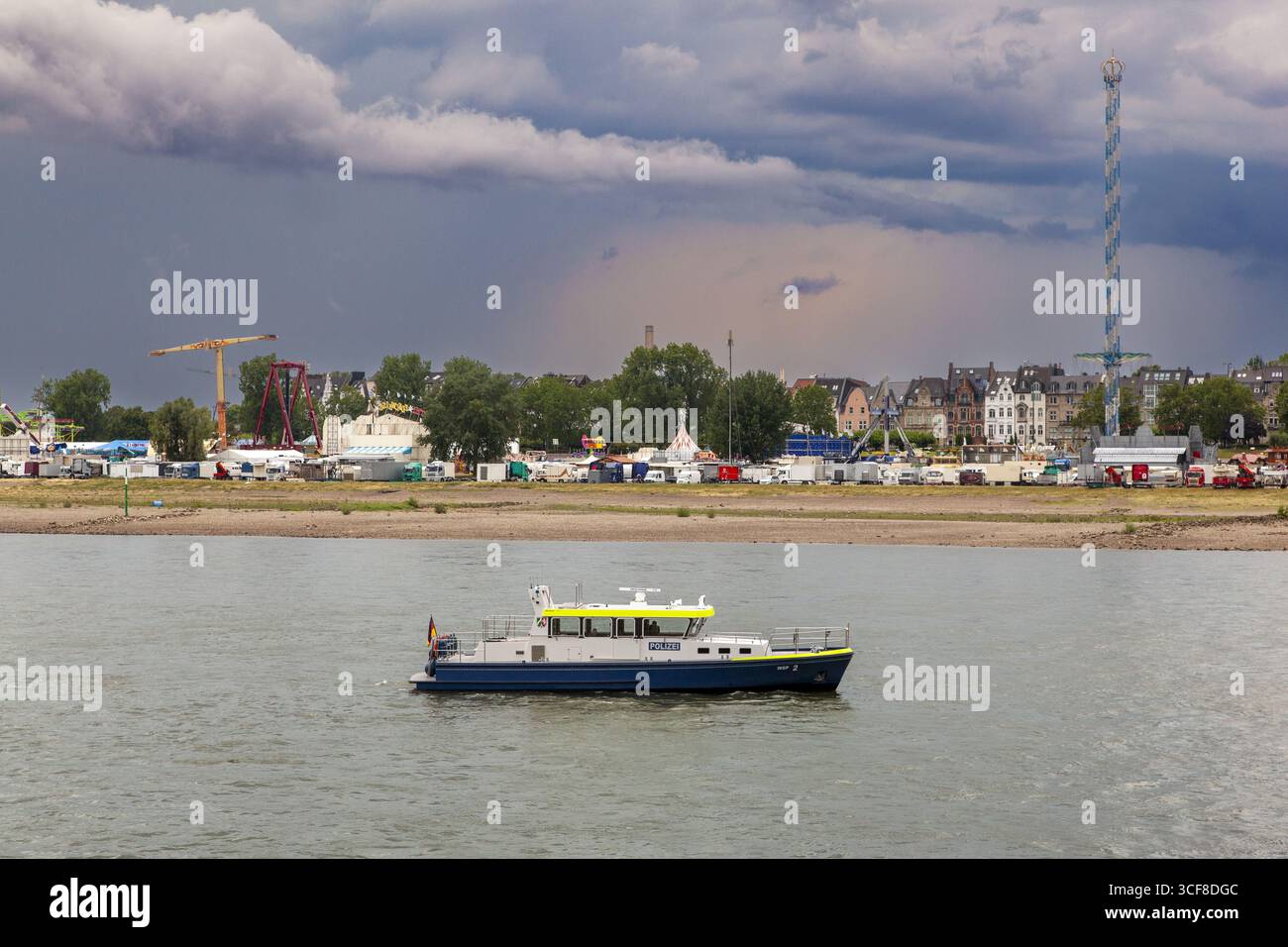 Tempesta di fronte a Duesseldorf, costruzione della fiera del Reno, motoscafo della polizia idrica del Reno, Duesseldorf, Renania settentrionale-Vestfalia, Foto Stock