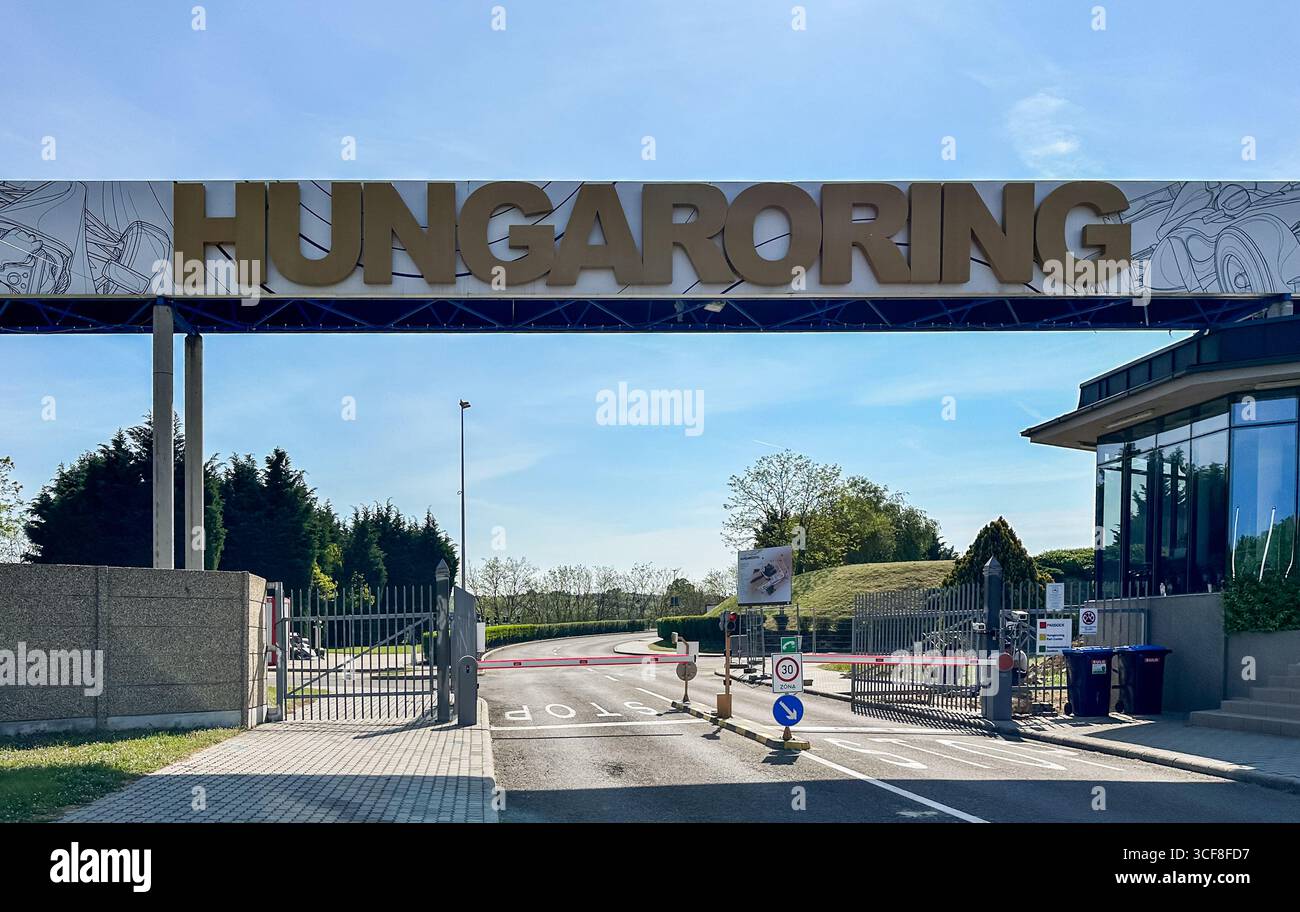 Ingresso professionale al famoso impianto motoristico Hungaroring di Budapest, Ungheria. La segnaletica trasparente e i cancelli di sicurezza mostrano il principale luogo di gara i Foto Stock