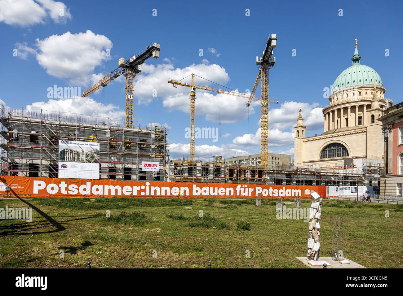 Edificio per Potsdam, grande cantiere di PWG nel centro vicino al Landtag e alla Nikolaikirche, Potsdam, Brandeburgo, Germania Foto Stock