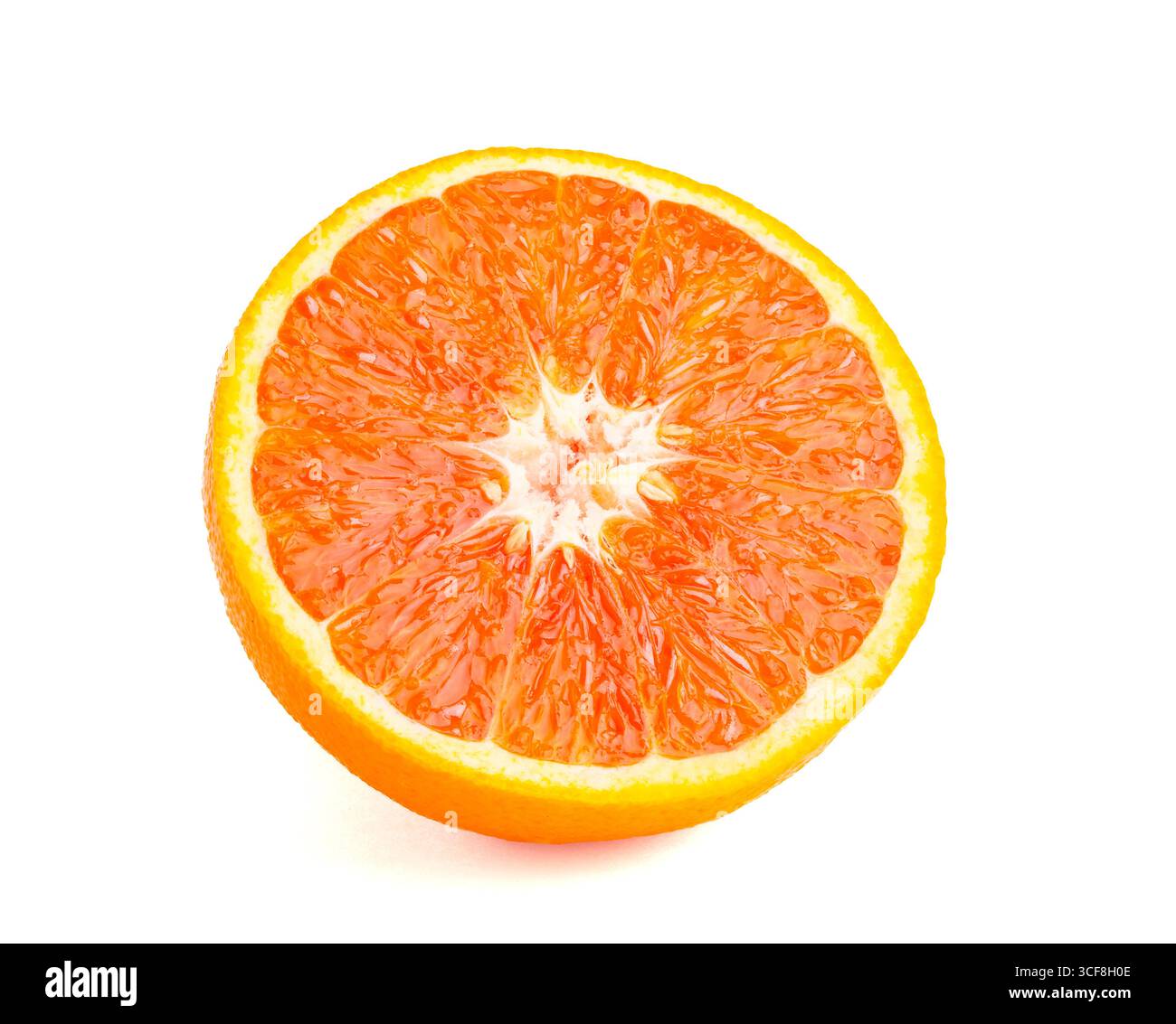 Rosso/arancio tagliato a metà su sfondo bianco Foto Stock