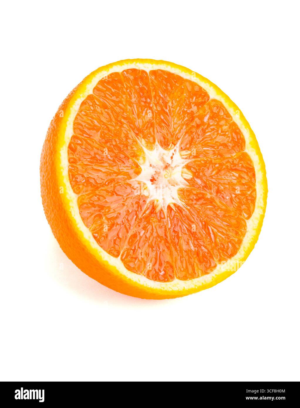 Rosso/arancio tagliato a metà su sfondo bianco Foto Stock