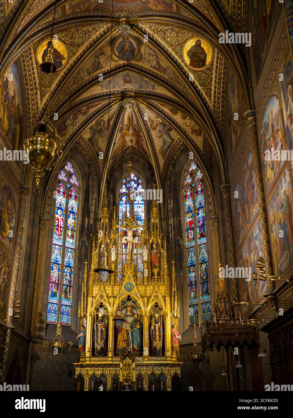 Alter, vetrate colorate, Décoration Art Nouveau sulle pareti della Basilica di San Pietro e San Paolo, fortezza di Vyšehrad, Praga, Europa, UE. Foto Stock