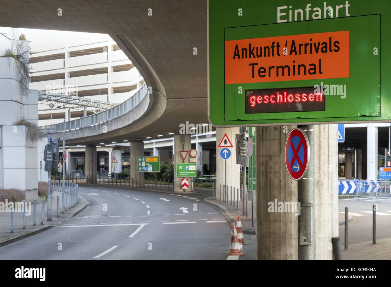 Aeroporto internazionale in isolamento durante la crisi Corona - quasi nessun traffico di viaggio, è come se fosse morto intorno all'Aeroporto Internazionale di Duesseldorf Foto Stock