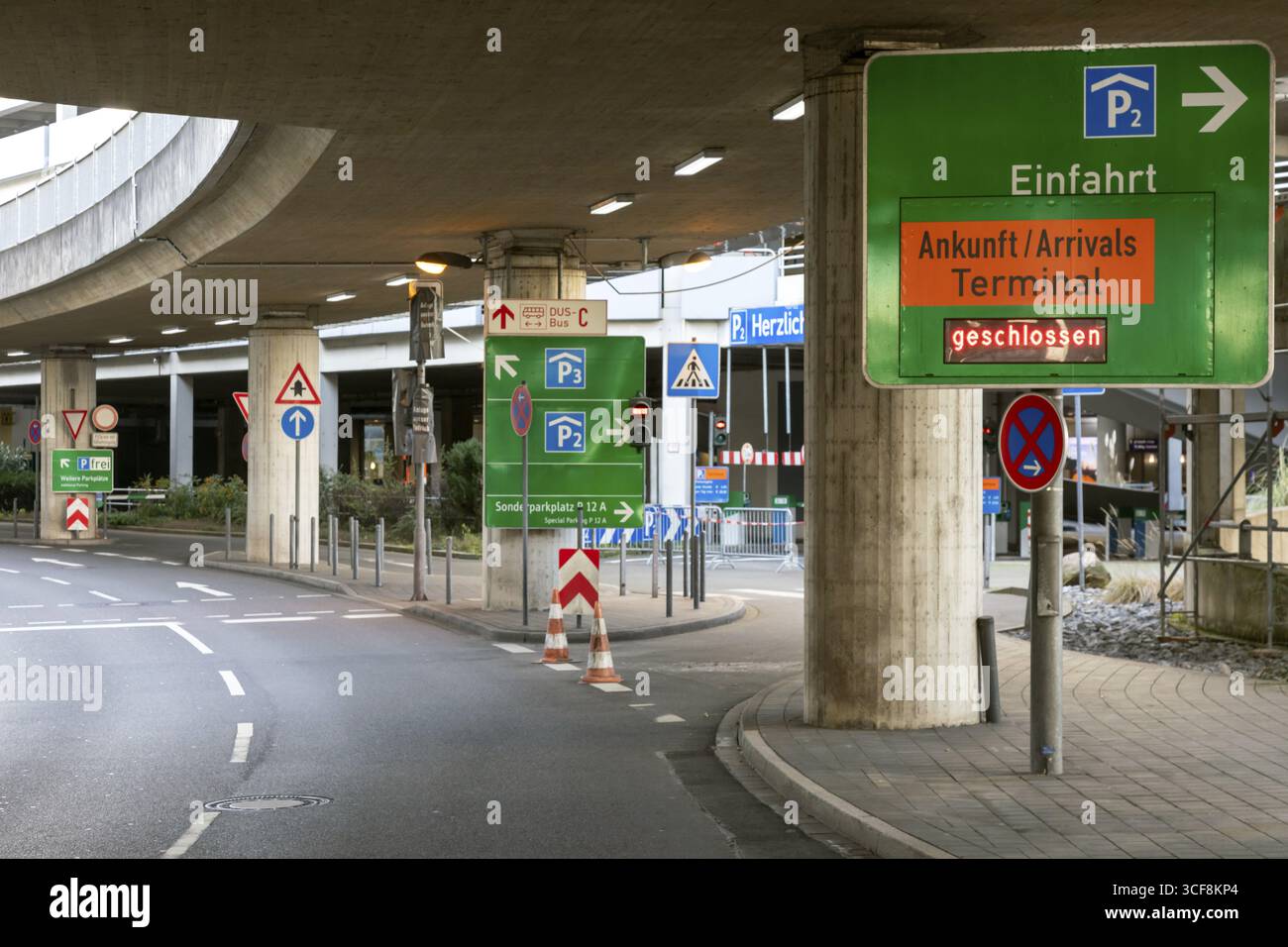 Aeroporto internazionale in isolamento durante la crisi Corona - quasi nessun traffico di viaggio, è come se fosse morto intorno all'Aeroporto Internazionale di Duesseldorf Foto Stock