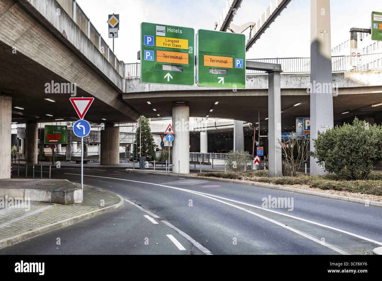 Aeroporto internazionale in isolamento durante la crisi Corona - quasi nessun traffico di viaggio, è come se fosse morto intorno all'Aeroporto Internazionale di Duesseldorf Foto Stock