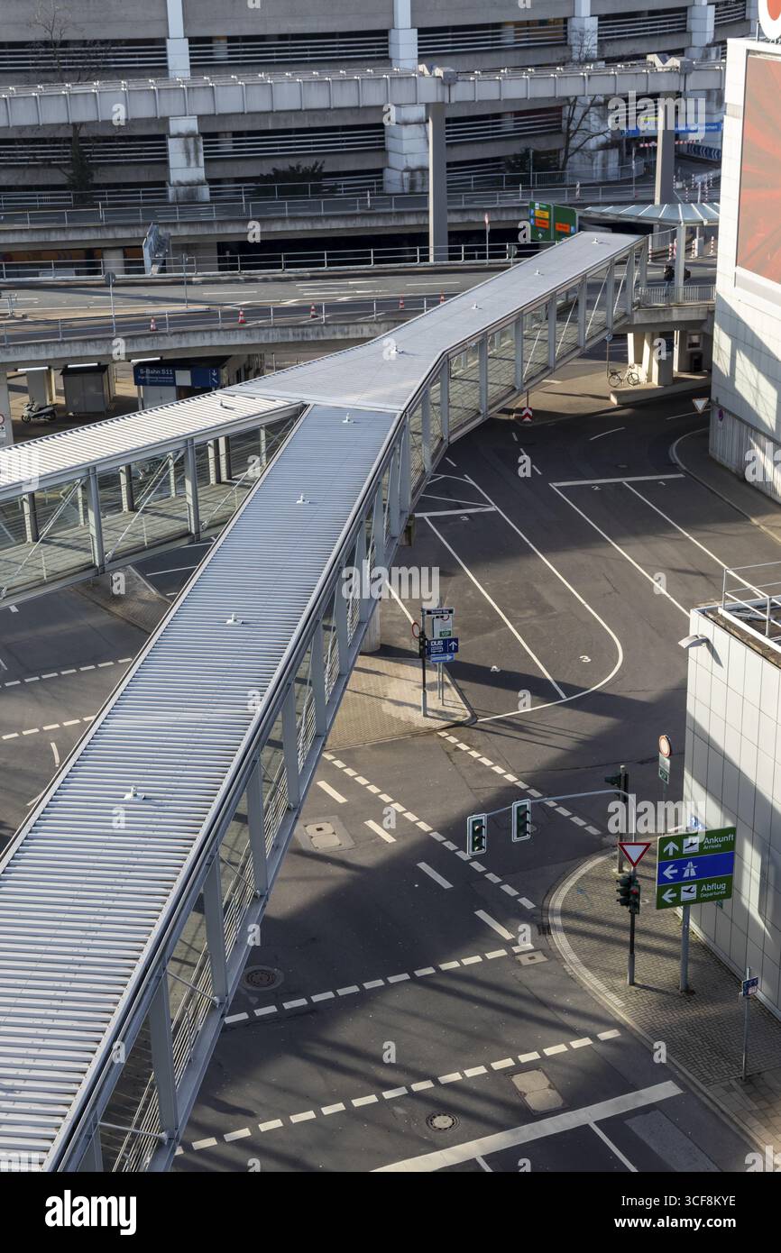 Aeroporto internazionale in isolamento durante la crisi Corona - quasi nessun traffico di viaggio, è come se fosse morto intorno all'Aeroporto Internazionale di Duesseldorf Foto Stock