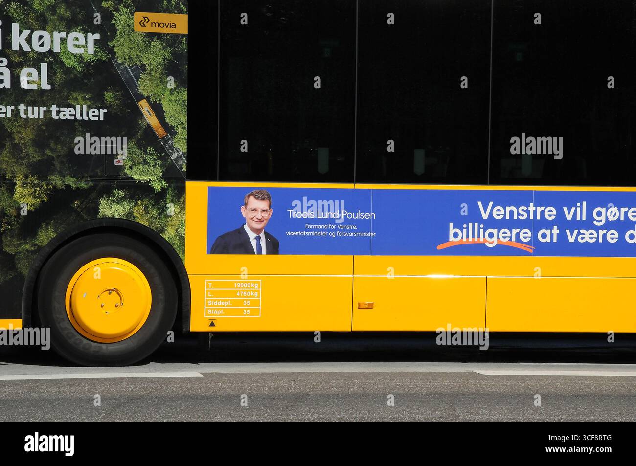 Kastrup/Copenaghen/ Danimarca/21 agosto 2025/.trols lund poulsen vice primo ministro miniister per la difesa e presidente del partito liberale ventre danese sulle bandiere elettorali sul sistema di trasporto antionale danese messaggio in autobus agli elettori il partito liberale danese ventra costerà meno essere dane in danimarca. (Foto.Francis Joseph Dean/Dean Pictures) (non per uso commerciale) Foto Stock Kastrup/Copenaghen/ Danimarca/21 agosto 2025/.trols lund poulsen vice primo ministro miniister per la difesa e presidente del partito liberale ventre danese sulle bandiere elettorali sul sistema di trasporto antionale danese messaggio in autobus agli elettori il partito liberale danese ventra costerà meno essere dane in danimarca. (Foto.Francis Joseph Dean/Dean Pictures) (non per uso commerciale) Foto Stock