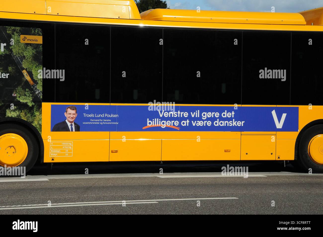 Kastrup/Copenaghen/ Danimarca/21 agosto 2025/.trols lund poulsen vice primo ministro miniister per la difesa e presidente del partito liberale ventre danese sulle bandiere elettorali sul sistema di trasporto antionale danese messaggio in autobus agli elettori il partito liberale danese ventra costerà meno essere dane in danimarca. (Foto.Francis Joseph Dean/Dean Pictures) (non per uso commerciale) Foto Stock Kastrup/Copenaghen/ Danimarca/21 agosto 2025/.trols lund poulsen vice primo ministro miniister per la difesa e presidente del partito liberale ventre danese sulle bandiere elettorali sul sistema di trasporto antionale danese messaggio in autobus agli elettori il partito liberale danese ventra costerà meno essere dane in danimarca. (Foto.Francis Joseph Dean/Dean Pictures) (non per uso commerciale) Foto Stock