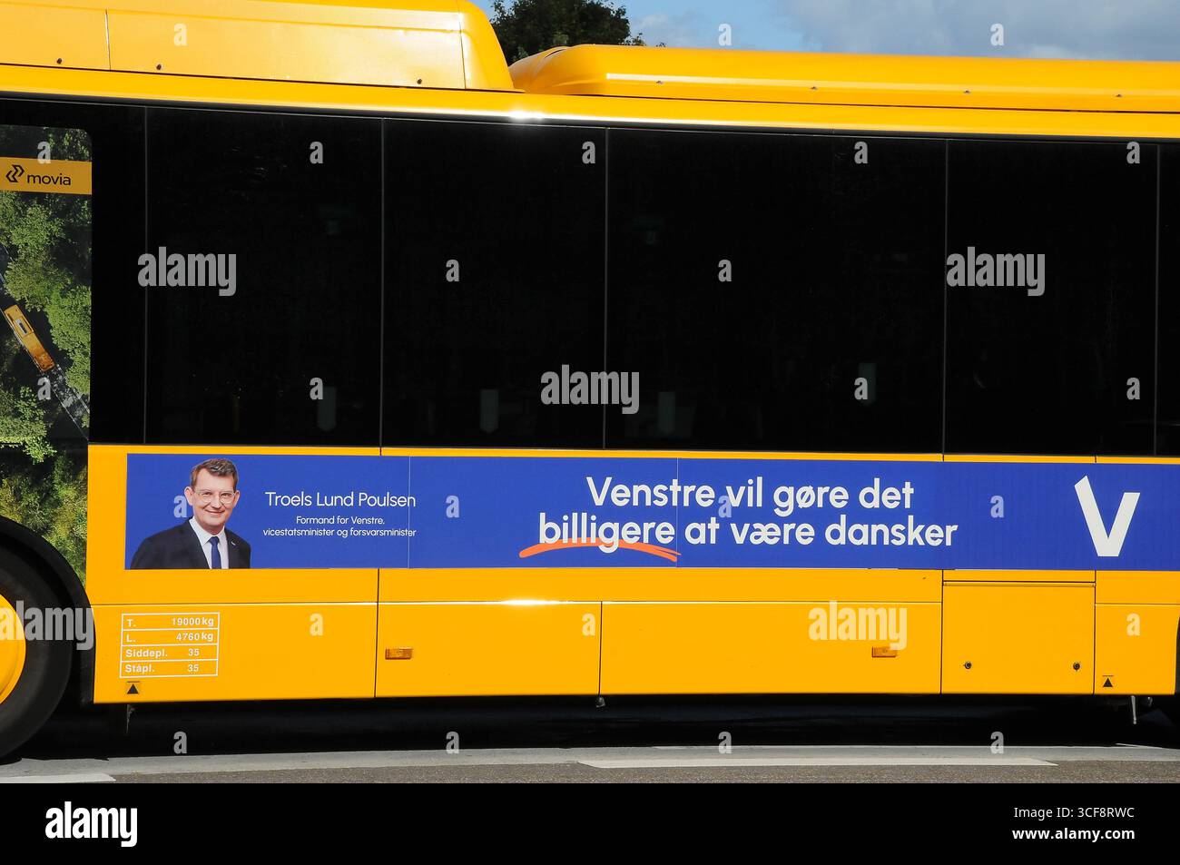 Kastrup/Copenaghen/ Danimarca/21 agosto 2025/.trols lund poulsen vice primo ministro miniister per la difesa e presidente del partito liberale ventre danese sulle bandiere elettorali sul sistema di trasporto antionale danese messaggio in autobus agli elettori il partito liberale danese ventra costerà meno essere dane in danimarca. (Foto.Francis Joseph Dean/Dean Pictures) (non per uso commerciale) Foto Stock Kastrup/Copenaghen/ Danimarca/21 agosto 2025/.trols lund poulsen vice primo ministro miniister per la difesa e presidente del partito liberale ventre danese sulle bandiere elettorali sul sistema di trasporto antionale danese messaggio in autobus agli elettori il partito liberale danese ventra costerà meno essere dane in danimarca. (Foto.Francis Joseph Dean/Dean Pictures) (non per uso commerciale) Foto Stock