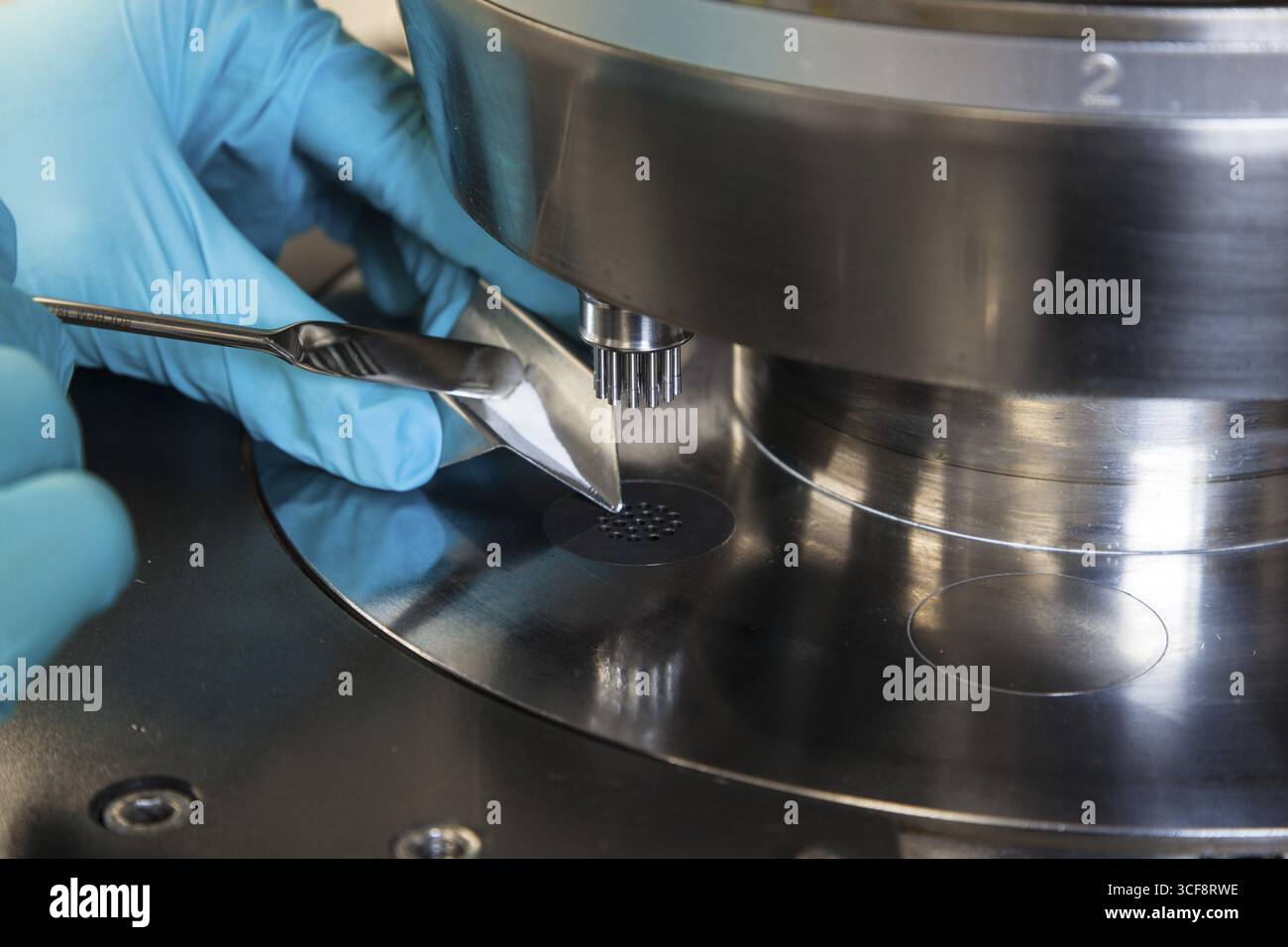 Gli scienziati durante la loro ricerca lavorano su una pressa per tablet presso l'Istituto per la tecnologia farmaceutica e la Biofarmacia presso l'Università Heinrich-Heine di¿½ Foto Stock