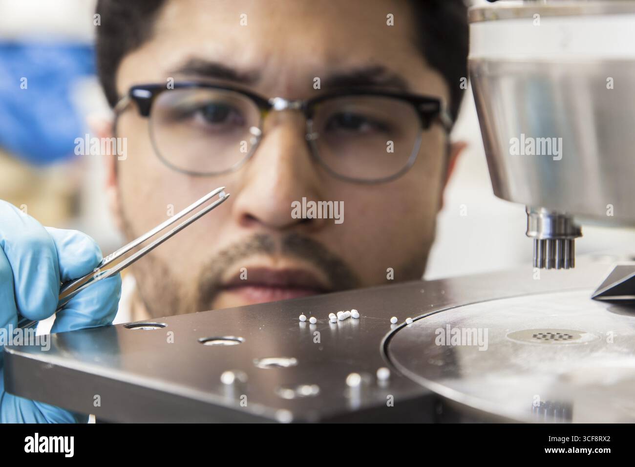 Gli scienziati durante la loro ricerca lavorano su una pressa per tablet presso l'Istituto per la tecnologia farmaceutica e la Biofarmacia presso l'Università Heinrich-Heine di¿½ Foto Stock