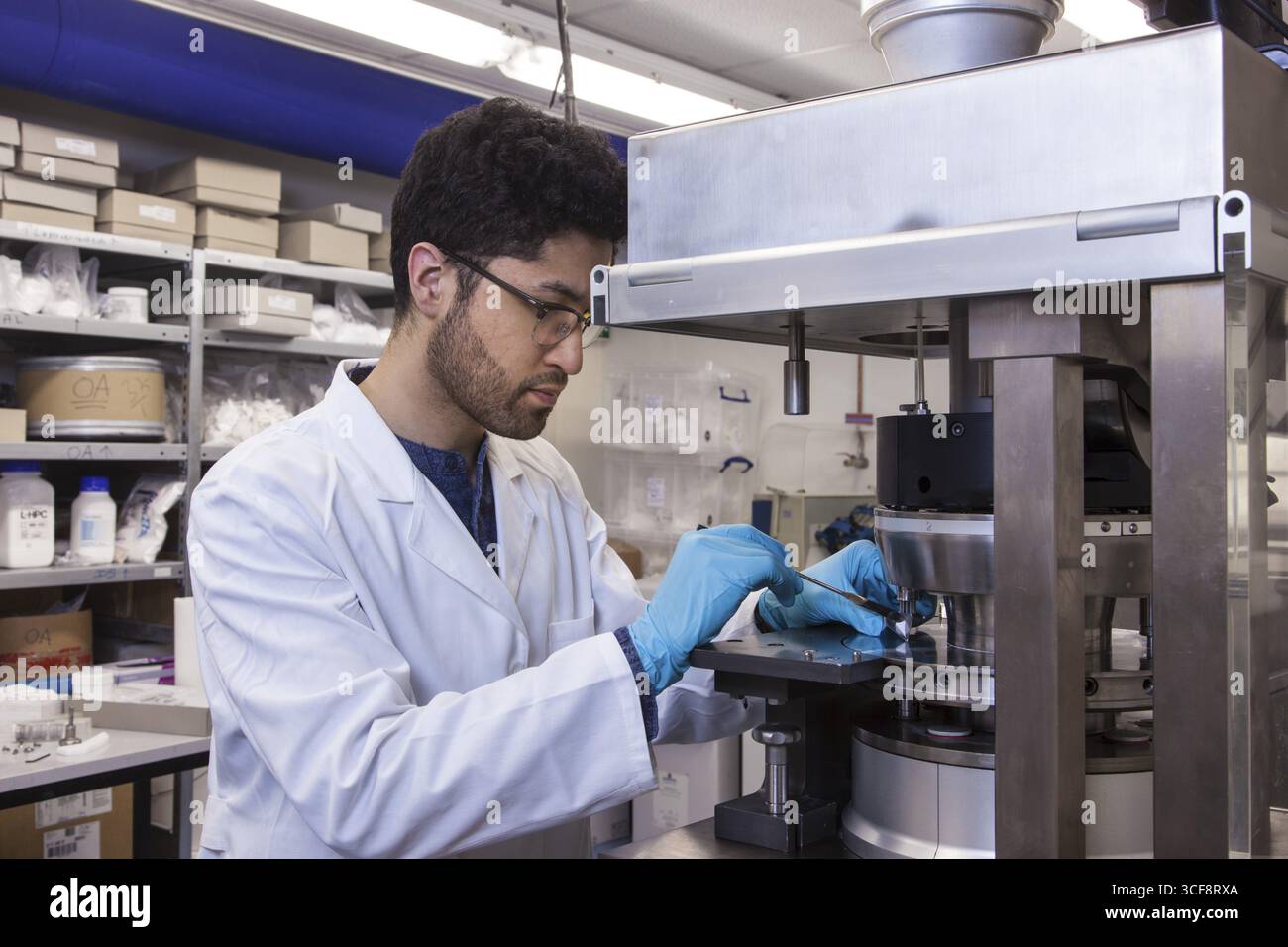 Gli scienziati durante la loro ricerca lavorano su una pressa per tablet presso l'Istituto per la tecnologia farmaceutica e la Biofarmacia presso l'Università Heinrich-Heine di¿½ Foto Stock