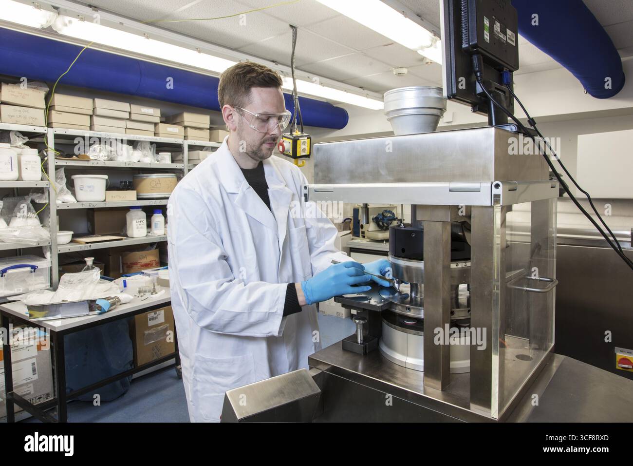 Gli scienziati durante la loro ricerca lavorano su una pressa per tablet presso l'Istituto per la tecnologia farmaceutica e la Biofarmacia presso l'Università Heinrich-Heine di¿½ Foto Stock