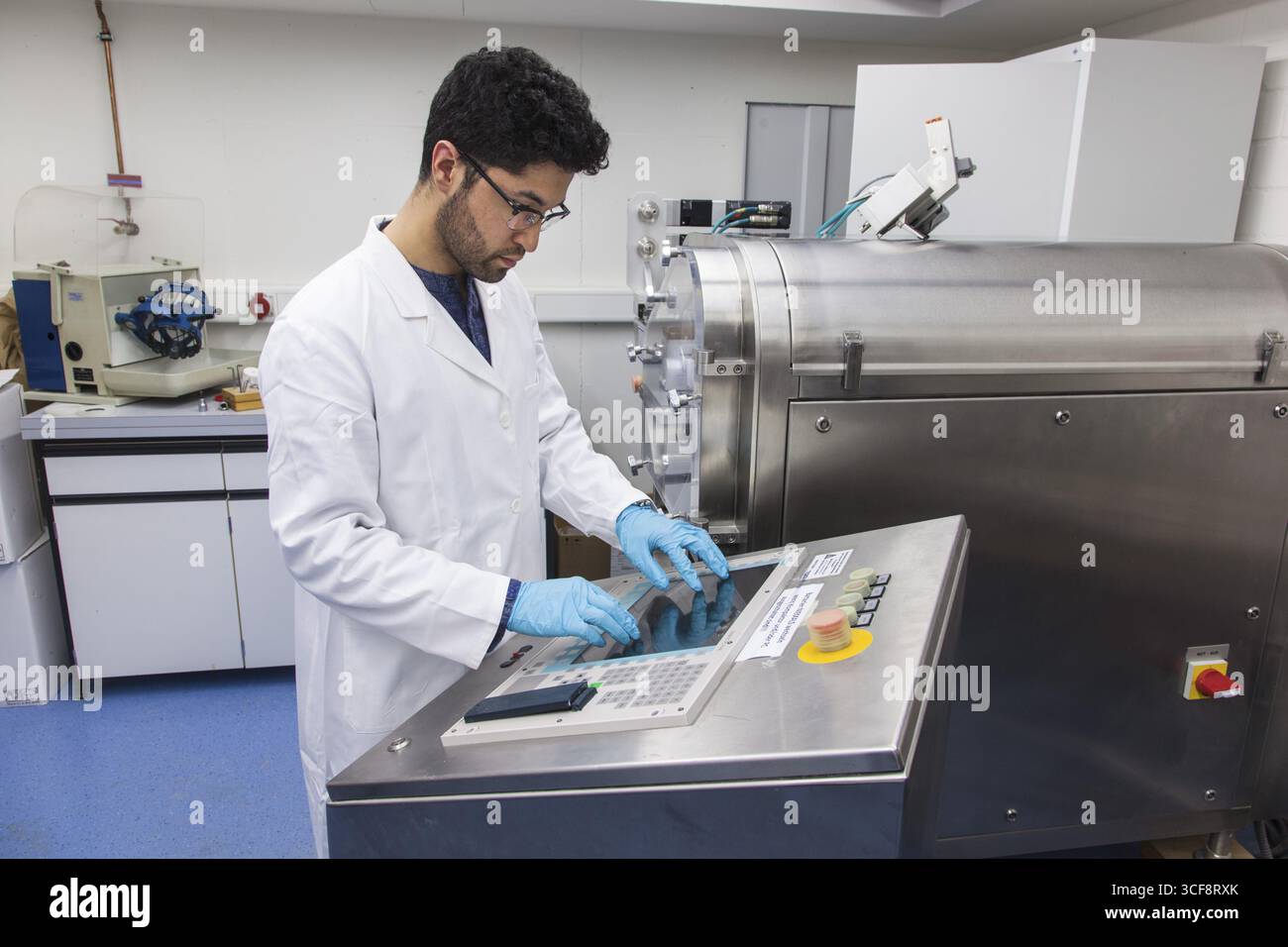 Gli scienziati durante la loro ricerca lavorano su una pressa per tablet presso l'Istituto per la tecnologia farmaceutica e la Biofarmacia presso l'Università Heinrich-Heine di¿½ Foto Stock