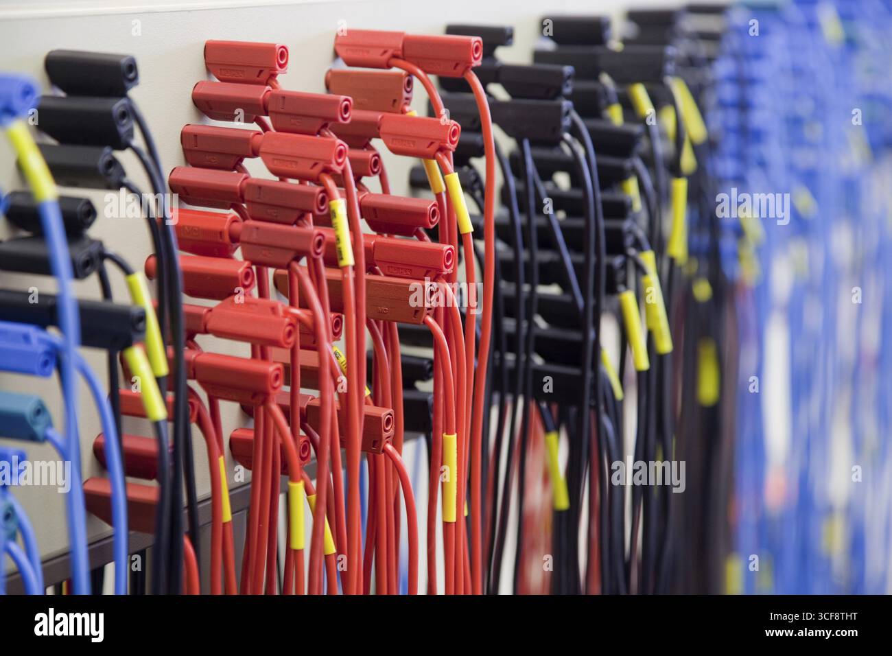 Cavi con connettori, spine a banana per l'impostazione dei test elettrici Foto Stock